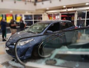 Valdivia: Auto choca contra escalera mecánica y atropella a adulta mayor