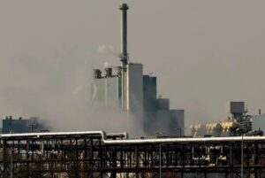 El brent sube un 4,55 % y supera los 104 dólares a la espera de avances en Oriente Medio