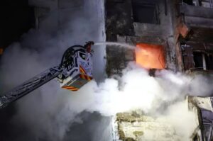 Cinco muertos en Ucrania en ataques rusos; la UE aplaza propuesta de veto a petróleo de Moscú